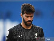 Cedera Hamstring, Alisson Ditarik dari Skuat Liverpool Kontra Ajax