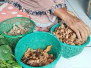 Berkat Jamu Tolak Corona, Dagangan Endang Laris Manis