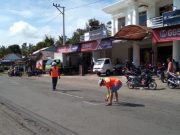 Relawan TRC Poerbonegoro Beri Tanda Jalan Berlubang di Jalan Daendels