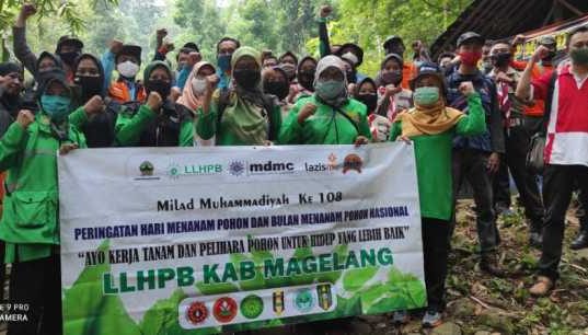 Milad Muhammadiyah, Warga Aisyiyah Lakukan Gerakan Tanam Pohon