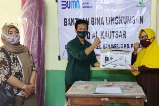 Umi Kulsum Terima Bantuan PKBL Dari KPH Blora