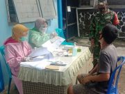 Babinsa Kab Magelang Dampingi Warga Tes Swab di Puskesmas