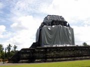 Penutupan Candi Mendut Dengan Terpaulin Hampir Selesai