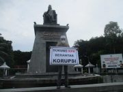 Dukung KPK, Hasan Mulachela Gelar Unjuk Rasa Seorang Diri.