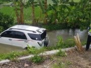 Oleng ke Bahu Jalan, Sebuah Mobil Tergelincir ke Kali