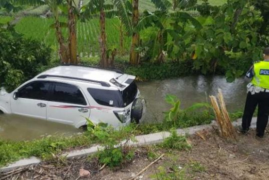 Oleng ke Bahu Jalan, Sebuah Mobil Tergelincir ke Kali