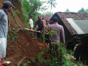 Tebing Setinggi 7 Meter Longsor Timpa Rumah Warga