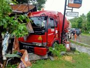 Hindari Motor, Truk Tangki Bensin Tabrak Warung Makan