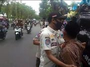 Mobil Satpol PP Razia Melawan Arus Lalin di Jalan Arteri Soekarno-Hatta