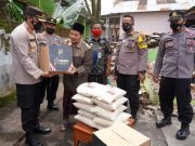 Kapolres Batang Bantu Korban Kebakaran Rumah