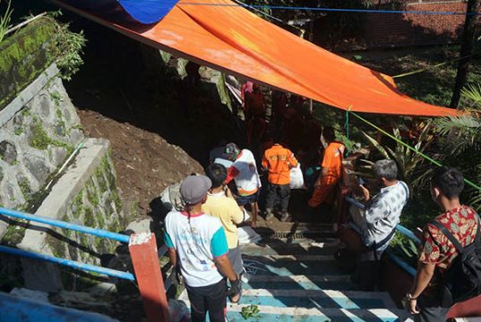 Akibat Hujan, Talud Pondasi Rumah Warga Roboh
