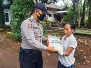 Polsek Limpung Bantu Beras untuk Warga Terdampak Pandemi