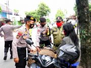Petugas Gabungan Amankan Puluhan Botol Miras