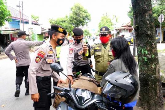 Petugas Gabungan Amankan Puluhan Botol Miras