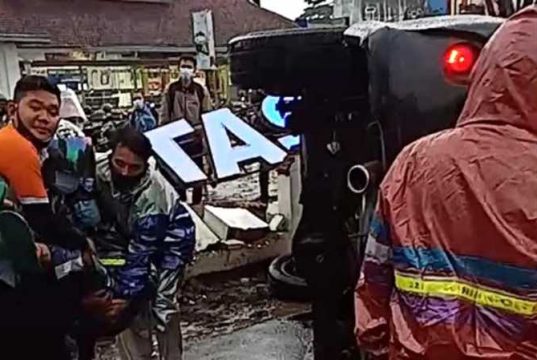 Kaget Disalip dari Kiri, Avanza Tabrak Motor dan Pagar Tembok Stasiun KA