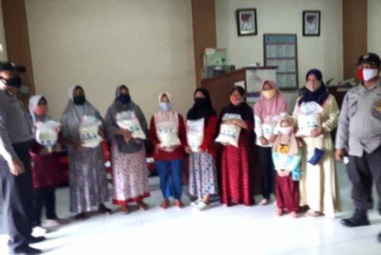 Polsek Warungasem Batang Distribusikan Bantuan Beras