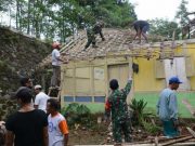 Diperbaiki Tim, Rumah Warga Tertimpa Pohon Tumbang di Wonosobo