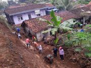 Diguyur Hujan Deras, Senderan 15 Meter Longsor Menimpa Kandang Kambing