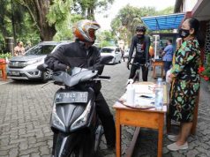 Drive Thru, Cara Unik SMP Domsav Bagikan Raport Siswa Di Masa Pandemi
