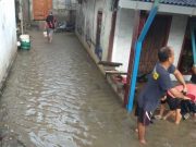 Tanggul Tambak Jebol, Air Laut Genangi Pemukiman Warga Surodadi