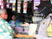 Gunakan Momen Hari Ibu, Seorang Bhabinkamtibmas Perempuan Bagikan Masker