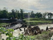 Dampak Jembatan Ambrol, Warga Terpaksa Putar Jalur