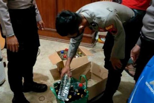 Razia Miras, Polisi Sita Puluhan Botol Minuman Beralkohol di Grobogan