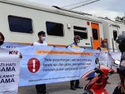 KAI dan ‘Rail Fans Spoor Limo’ Lakukan Sosialisasi Keselamatan di Perlintasan Sebidang