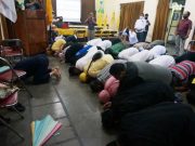 ‘Aman’ Menang Versi Hitung Cepat, Pendukung Sujud Syukur