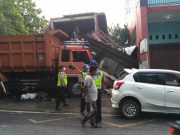 Hindari Jalan Berlubang, Truk Dump Seruduk Rumah