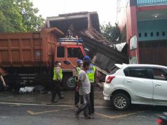 Hindari Jalan Berlubang, Truk Dump Seruduk Rumah