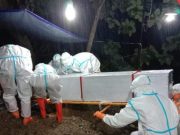 Warga Wonogiri Bantu Penerangan Darurat untuk Pemakaman Malam