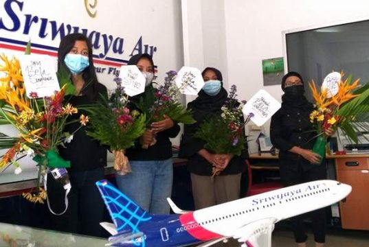 Solo Berduka, Relawan Kota Bengawan Kirim Bunga Tangan ke Kantor Sriwijaya