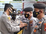 Kapolres Wonogiri Menyematkan Pin WBK kepada 10 Perwakilan Anggota