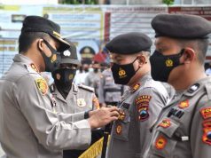 Kapolres Wonogiri Menyematkan Pin WBK kepada 10 Perwakilan Anggota