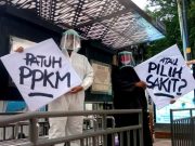 Relawan Kota Bengawan Menawarkan Pilihan: ”Patuh PPKM atau Sakit ?”