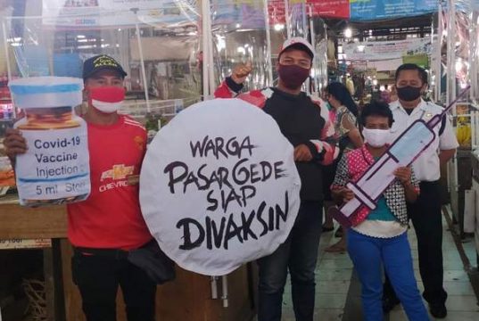 Kampanye Vaksin Gaya Solo, Bawa Replika Jarum Suntik Ukuran Jumbo
