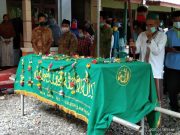 Jenazah Arifin Iljas Dimakamkan, Ayah Korban Terpaksa Dibopong
