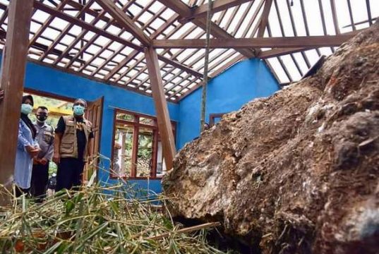 Longsor di Pacitan, Batu-batu Besar Menggelinding Menghancurkan Rumah
