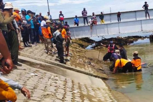 Ditemukan Mayat Perempuan Mengapung di Banjir Kanal Timur