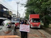 Warga Lakukan Aksi Pengumpulan Koin Guna Perbaiki Jalan