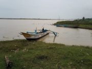 Perahu Dihantam Gelombang Tinggi, Satu Nelayan TPI Tanggulangin Hilang