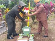 Danramil Salam Pimpin Pemancangan Bambu Runcing di Pusara Veteran PKRI