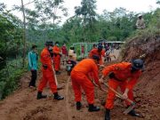 Sat Sabhara Polres Kebumen Singkirkan Tebing Longsor di Wadasmalang