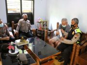 Kabag Sumda Polres Kebumen Jenguk Dua Personel yang Sakit
