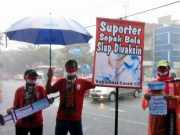 Diguyur Hujan Deras, Suporter Bola di Solo Unjuk Aksi Siap Divaksin