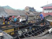 Konsleting Listrik, Dua Rumah Warga Menjer Garung Ludes Terbakar