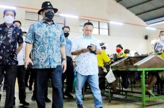 Ketua DPD Apresiasi Inovasi Oleh-oleh Khas Bandung