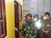 Satgas Covid-19 Razia PPKM di Tengah Hujan Deras
