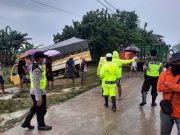 Satu Unit Truk Terseret Banjir di Toroh